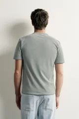 Camiseta slim fit de manga corta y cuello redondo en color gris.