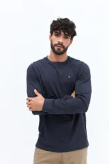 Remera de manga larga con escote redondo, corte regular y logo bordado en el pecho.