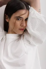 Blusa blanca de algodón con mangas abullonadas con bordado calado.