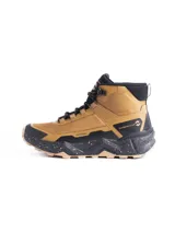 Bota de trekking Scandinavian, color tostado con detalles en negro. Presenta una suela robusta con diseño moteado y tecnología impermeable.