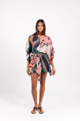 Vestido camisero oversize de tela calada con estampado abstracto multicolor, cuello camisero, mangas anchas y lazo ajustable en la cintura confeccionado en la misma tela.