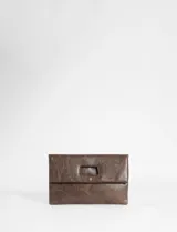 Sobre plegable de cuero vegano color marrón con textura arrugada y manija integrada en la solapa.