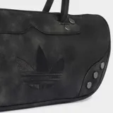 Bolso tipo bowling Adidas de color negro con efecto desgastado, diseño estructurado y asas de hombro. Presenta detalles de tachuelas metálicas en los laterales frontales y el logotipo del trébol grabado en el centro.