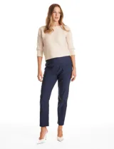 Pantalón de corte slim fit en color negro, confeccionado en tejido técnico de alta densidad. Presenta una pretina ancha elastizada, diseño pull-on sin cierres ni botones, y cuenta con cinco bolsillos funcionales.