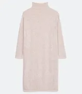 Camisón largo de tejido de punto color gris claro, con cuello alto y mangas largas. Tiene aberturas laterales.