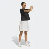 Short de running Adidas de corte holgado, color gris claro, con bolsillos laterales amplios y logo de la marca en el bajo. Cuenta con cintura elástica y cordón de ajuste.