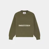 Sweater de punto grueso verde militar, con cuello redondo, puños y bajo de canalé, y logotipo bordado de EME Studios en el pecho. Presenta silueta holgada y cuadrada.