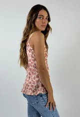 Top de tirantes finos con estampado animal print de leopardo en tonos marrones y negros.