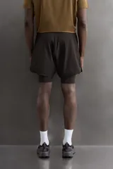 Pantalones cortos de entrenamiento 2 en 1 de color marrón, confeccionados por Zara Athleticz en tejido técnico ligero y elástico con malla interior. Cuenta con cintura elástica ajustable con cordón y bolsillos laterales.