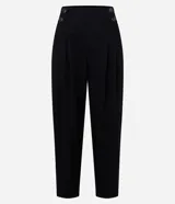 Pantalón zanahoria de sastrería color negro, con cintura alta, pliegues y botones decorativos en los laterales.