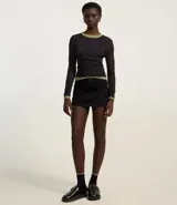 Blusa blanca de rib con cuello redondo y mangas largas.