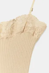 Top negro de tirantes finos ajustables y escote recto, con detalle de aplicación de encaje a tono y bajo recto.