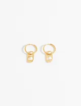 Aros dorados de acero quirúrgico hipoalergénico, con dije de chapita rectangular con bordes redondeados.