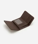 Billetera femenina de tamaño mediano con formato sobre y estructura firme. Presenta un acabado texturizado en color marrón y cuenta con una placa metálica decorativa con el logo de la marca en la parte frontal.