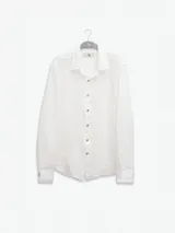 Camisa de manga larga confeccionada 100% en lino, color verde claro, con calce recto y relajado. Presenta frente abotonado con botones de coco con logo y el patch característico de Polonio.