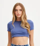 Blusa cropped de canalé color azul con cuello redondo, mangas cortas y detalle corsetado con lazo en la cintura.