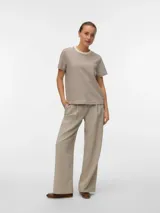 Remera de manga corta con hombros caídos y cuello redondo, de corte regular. Confeccionada en tejido de punto circular con acabado interlock, con rayas horizontales en color crema y marrón oscuro.