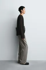 Pantalón de corte flare fit, con diseño de estructura sutil, bolsillos frontales y bolsillos traseros de vivo. Cuenta con cierre frontal de cremallera y botón.