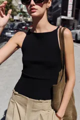 Top de punto rib con cuello halter y tirantes finos, de ajuste entallado.