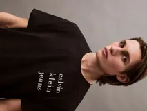 Remera de manga corta Calvin Klein Jeans con cuello redondo y corte regular. Confeccionada en algodón regenerativo con textura ligera tipo slub, presenta el logo de la marca estampado verticalmente en el pecho.
