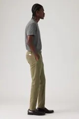 Pantalón chino color verde oliva, de corte slim, con tiro medio y confeccionado en tela sin elasticidad.