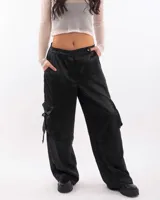 Pantalón cargo negro de corte holgado, con bolsillos laterales y ajuste con cordón en la cintura.