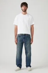 Pantalón de jean azul de corte recto y tiro medio.