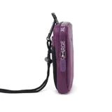 Bandolera mini color púrpura, confeccionada en poliéster. Tiene acceso con cierre, correa regulable, herrajes plateados, un compartimento principal, un bolsillo interno con cierre y dos bolsillos externos abiertos.