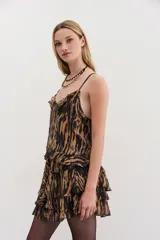 Top de viscosa georgette con estampado animal print (similar a cebra o tigre), escote en V con volado y breteles finos. Cuenta con forrería interna.