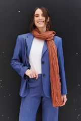 Pantalón negro de vestir, de corte recto, con bolsillos laterales y cintura alta.