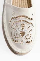 Alpargatas de lona de algodón color blanco con diseño de broderie en la parte delantera y suela de yute trenzado.