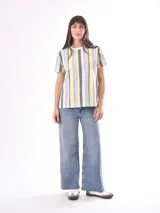 Remera blanca con estampado abstracto en color marrón.