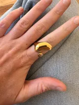 Anillo dorado con forma irregular.