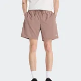 Short deportivo New Balance color marrón rosado, con cintura elástica y cordón ajustable. Presenta el logo NB reflectante en la pierna izquierda.