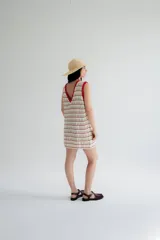 Vestido corto de playa tejido al crochet, color verde esmeralda con rayas horizontales caladas.