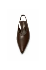 Zapato destalonado de tacón fino bajo y punta fina, color marrón, con tira elástica en el talón.