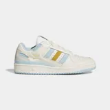 Championes Adidas Forum Low CL de estilo urbano, con diseño inspirado en los colores de la selección argentina. Presentan una base de cuero en tono crema con detalles en celeste y dorado en las icónicas tres tiras y el logo lateral.