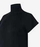 Vestido midi negro de punto texturizado, con cuello alto plegable, mangas cortas y aberturas laterales, confeccionado por Marfinno.