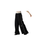 Pantalón de jogging negro estilo baggy de Eme Studios, con líneas blancas laterales, bolsillos con cierre y logo impreso en la pierna izquierda.