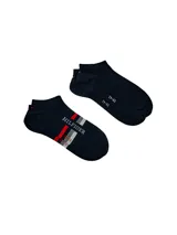 Pack de medias cortas tipo sneaker color azul marino con diseño de franjas y la palabra "Hilfiger" en el empeine.