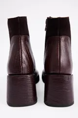 Botin de cuero vacuno color marrón, con taco cuadrado de 6 cm y diseño combinado que incluye texturas lisas y efecto reptil en el talón y el taco.