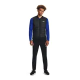 Chaleco Under Armour acolchado de color negro, con cierre frontal completo, cuello alto y bolsillos laterales con cierre. Cuenta con tecnología UA Storm que repele el agua y aislamiento térmico ligero.