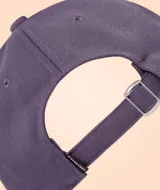 Gorra de béisbol color violeta con correa ajustable en la parte trasera.