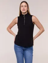Musculosa de tejido acanalado color negro, con cuello alto y cierre frontal metálico parcial con tirador circular.
