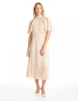 Vestido midi de satén color beige, con cuello alto y cintura elástica en punto smock. Presenta mangas cortas fluidas y falda plisada con forro interno a tono.