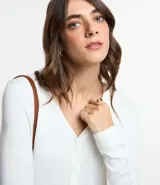 Cardigan de punto fino color gris, con escote en V, cierre frontal con botones y mangas largas. Confeccionado en una mezcla de viscosa y poliamida.