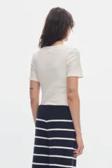 Remera de rib de cuello redondo y manga corta, de color blanco, con pequeño logo bordado en el centro del pecho.