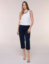 Pantalón capri blanco de estilo sastrero, tiro alto y calce ajustado, con cintura elástica ancha y bolsillos frontales funcionales.