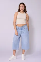 Bermuda de jean celeste, corte ancho a la rodilla.
