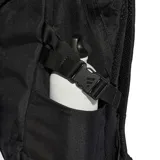 Mochila Adidas modelo APWR, color negro con detalles en blanco. Presenta el logo de la marca en la parte superior y las tres tiras verticales características en el frente. Cuenta con compartimento principal con cierre, bolsillos laterales y base reforzada.